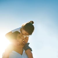 dad-with-child-on-shoulders-800x800 (1)-1