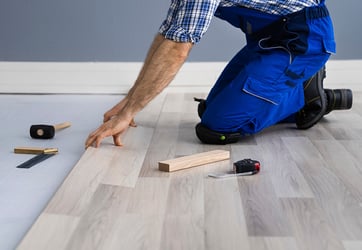 This photo shows the rate of knee injuries among flooring installers far exceeds the national average. The eight precautions described in this article can help flooring and other construction businesses reduce workers’ compensation insurance costs. 