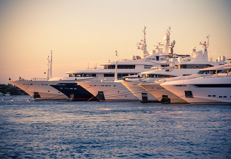 luxury-yachts-moored-800x550